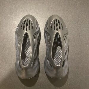 Yeezys foam runners ‘Mineral Blue’